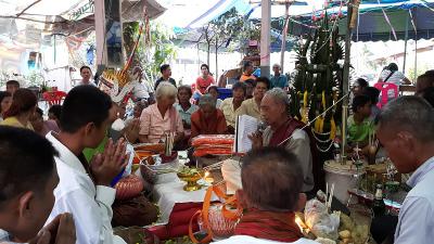 คำอธิบาย : พิธีบายศรีสู่ขวัญ<br>วันที่ถ่าย  :19 เม.ย. 2559<br>ผู้ถ่าย : พัทธนันท์ โอษฐ์เจษฎา<br>ลิขสิทธิ์  : ศูนย์มานุษยวิทยาสิรินธร (องค์การมหาชน)<br>รูปแบบลิขสิทธิ์ : สัญญาอนุญาตครีเอทีฟคอมมอนส์<br>